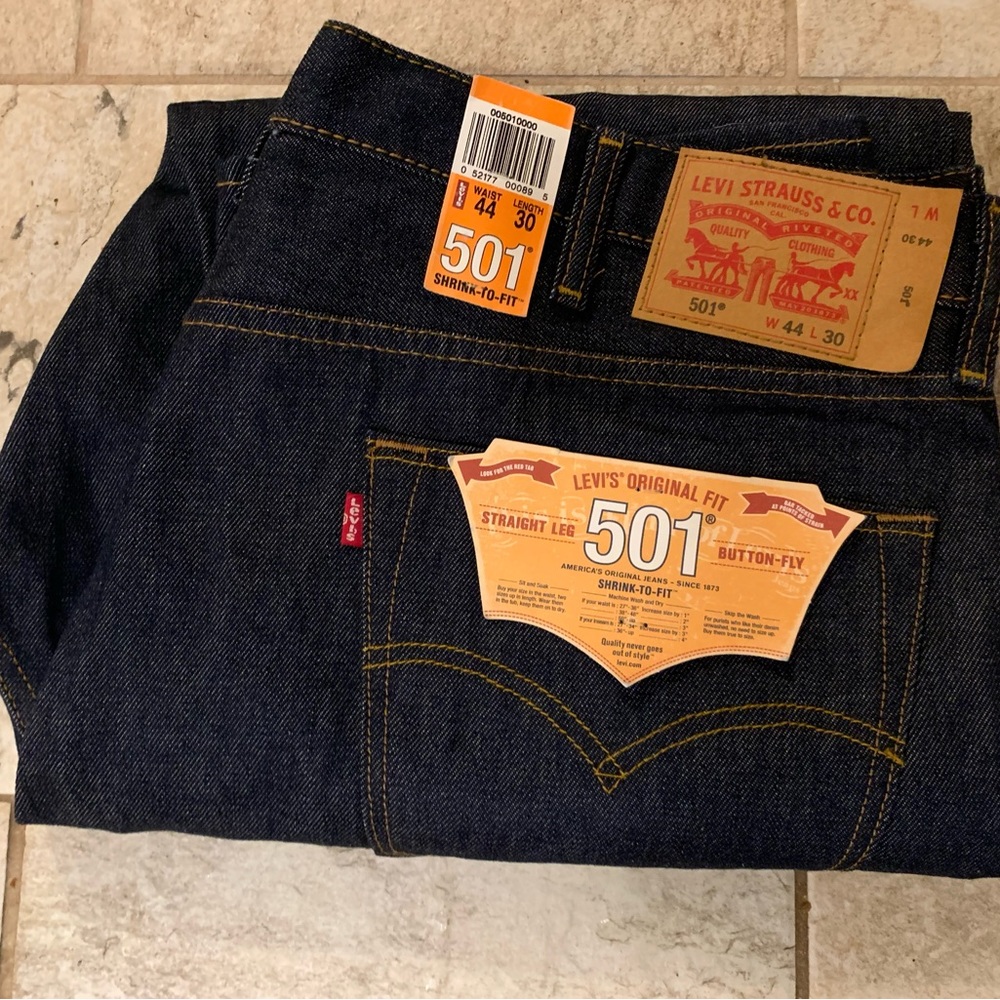 LEVI’S MENS 501 RAW WASHED DENIM SHRINK TO FIT JEANS.